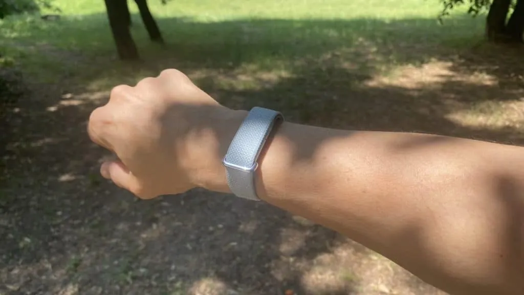Reloj Fitbit Air en la muñeca durante un entrenamiento al aire libre