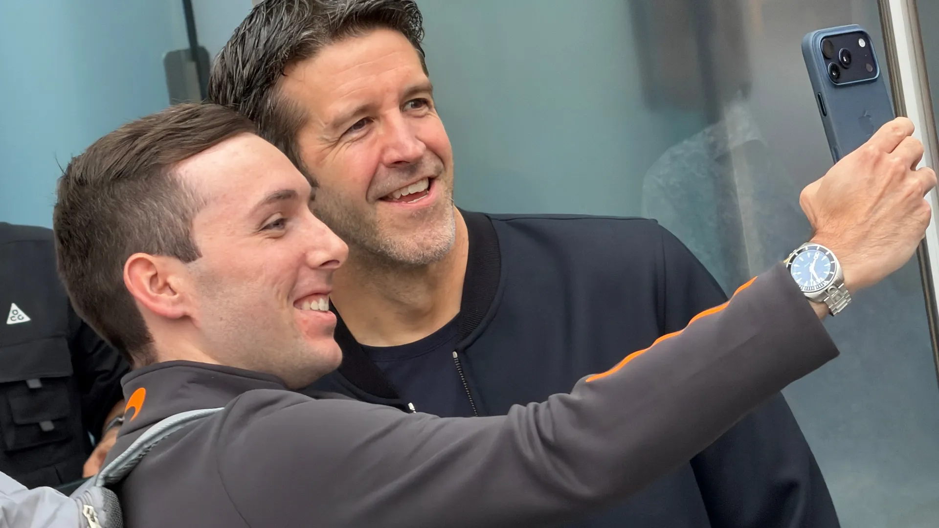 John Ternus, consejero delegado de Apple, durante la apertura de la tienda con el iPhone 18 Pro Max