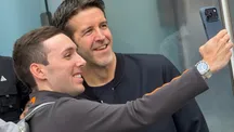 John Ternus, consejero delegado de Apple, durante la apertura de la tienda con el iPhone 18 Pro Max