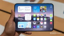 Pantalla interna del iPhone Duo mostrando la pantalla de inicio de iOS 27