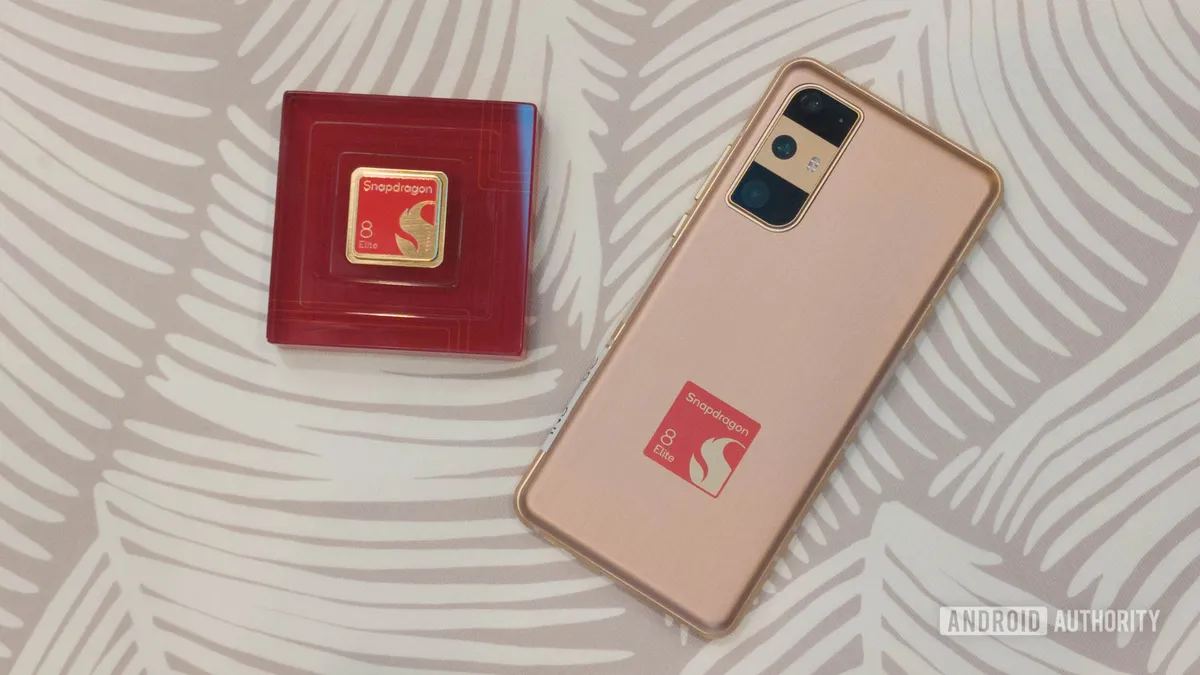 Teléfono de referencia de Qualcomm junto al chip Snapdragon 8 Elite Extreme Gen 6