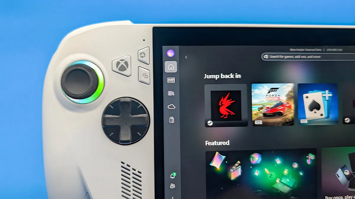 Primer plano del botón Xbox, la cruceta y el joystick de la ROG Xbox Ally