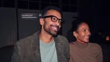 Un hombre con gafas inteligentes de Meta sonríe mientras una indicación en pantalla muestra la orden «Hey Meta, start hearing enhancement»