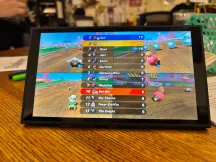Resultados de Mario Kart World en un monitor con Red, Cinnamoroll y otros personajes añadidos mediante mods