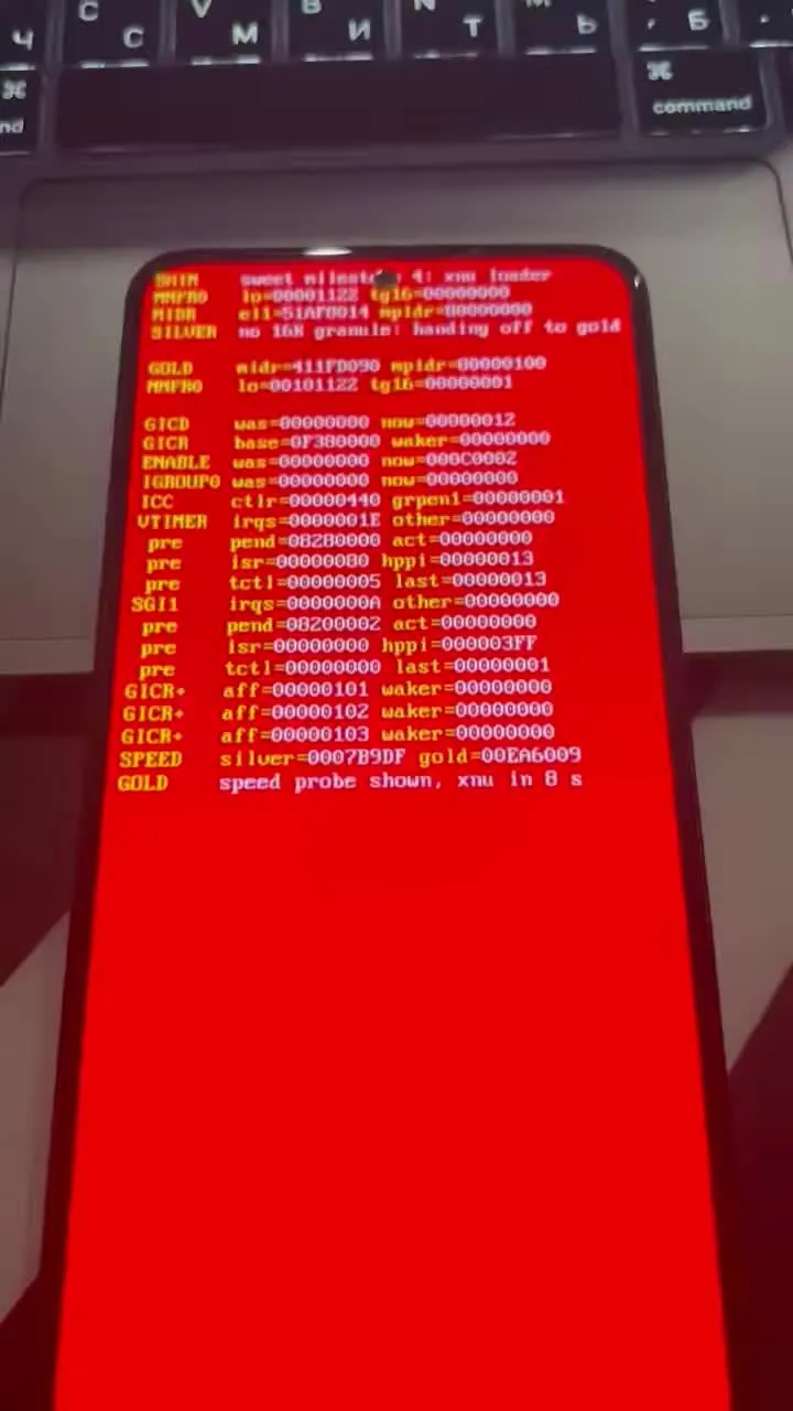 Un Redmi Note 12 muestra en rojo sobre negro el registro de arranque del núcleo XNU de Apple