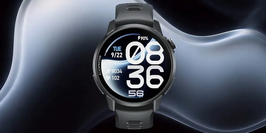 Reloj Coros Pace 4 Pro con la pantalla encendida sobre fondo azul