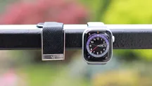 Reloj Apple Watch y pulsera Whoop juntos sobre una barra