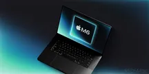 MacBook Pro abierto visto en ángulo, con la pantalla encendida