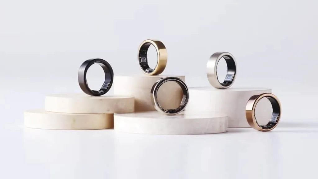 Anillo inteligente SOXAI Ring X en acabado oscuro sobre una superficie clara