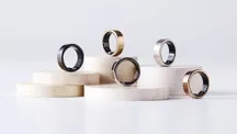 Anillo inteligente SOXAI Ring X en acabado oscuro sobre una superficie clara