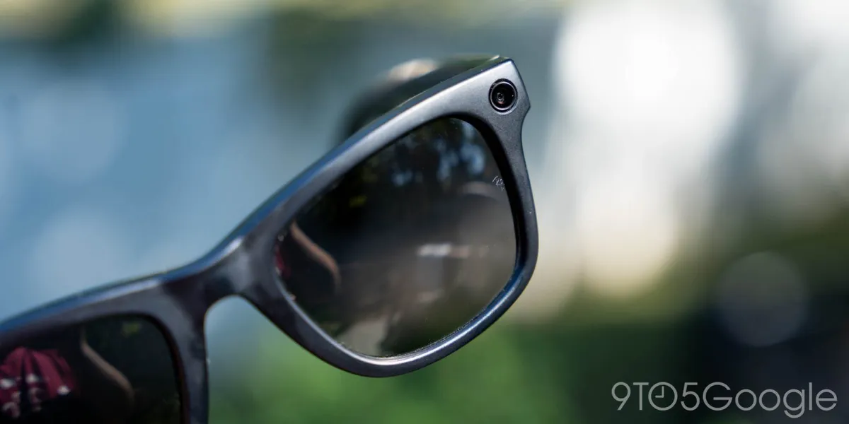 Primer plano de unas gafas de sol oscuras con la cámara integrada en la esquina de la montura