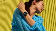 Reloj inteligente Google Pixel Watch 5 con esfera circular y correa deportiva en la muñeca de una persona