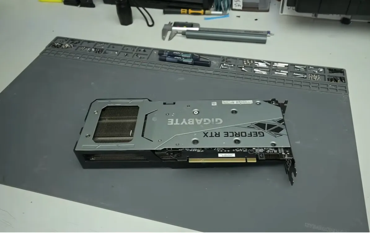 Tarjeta RTX 3060 con el disipador de tres ventiladores de una RTX 4090 montado encima