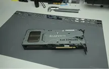 Tarjeta RTX 3060 con el disipador de tres ventiladores de una RTX 4090 montado encima