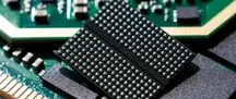 Primer plano de un chip de memoria DDR5