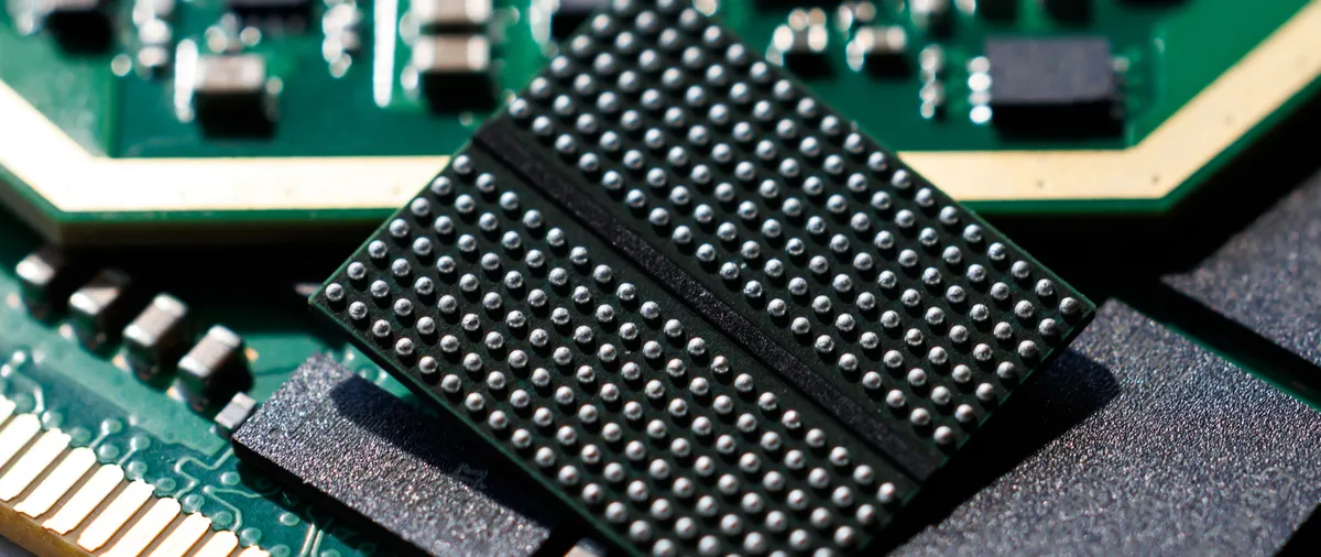 Primer plano de un chip de memoria DDR5
