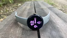 Reloj inteligente Google Pixel Watch fotografiado de cerca sobre un fondo neutro