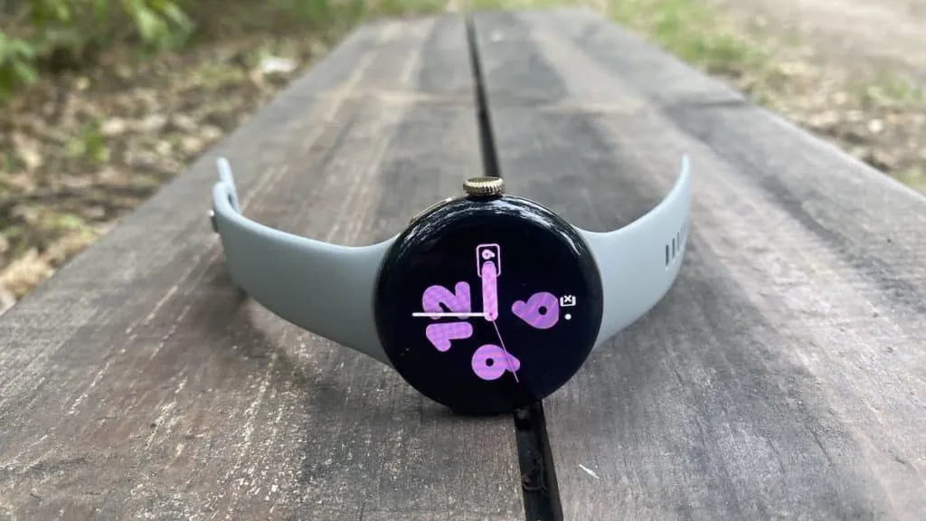 Reloj inteligente Google Pixel Watch fotografiado de cerca sobre un fondo neutro