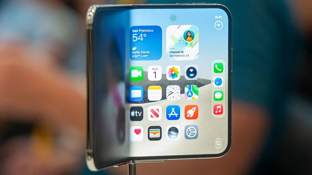 iPhone Duo desplegado sobre una superficie, en una imagen del evento de presentación