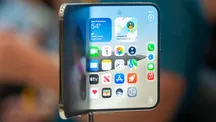 iPhone Duo desplegado sobre una superficie, en una imagen del evento de presentación