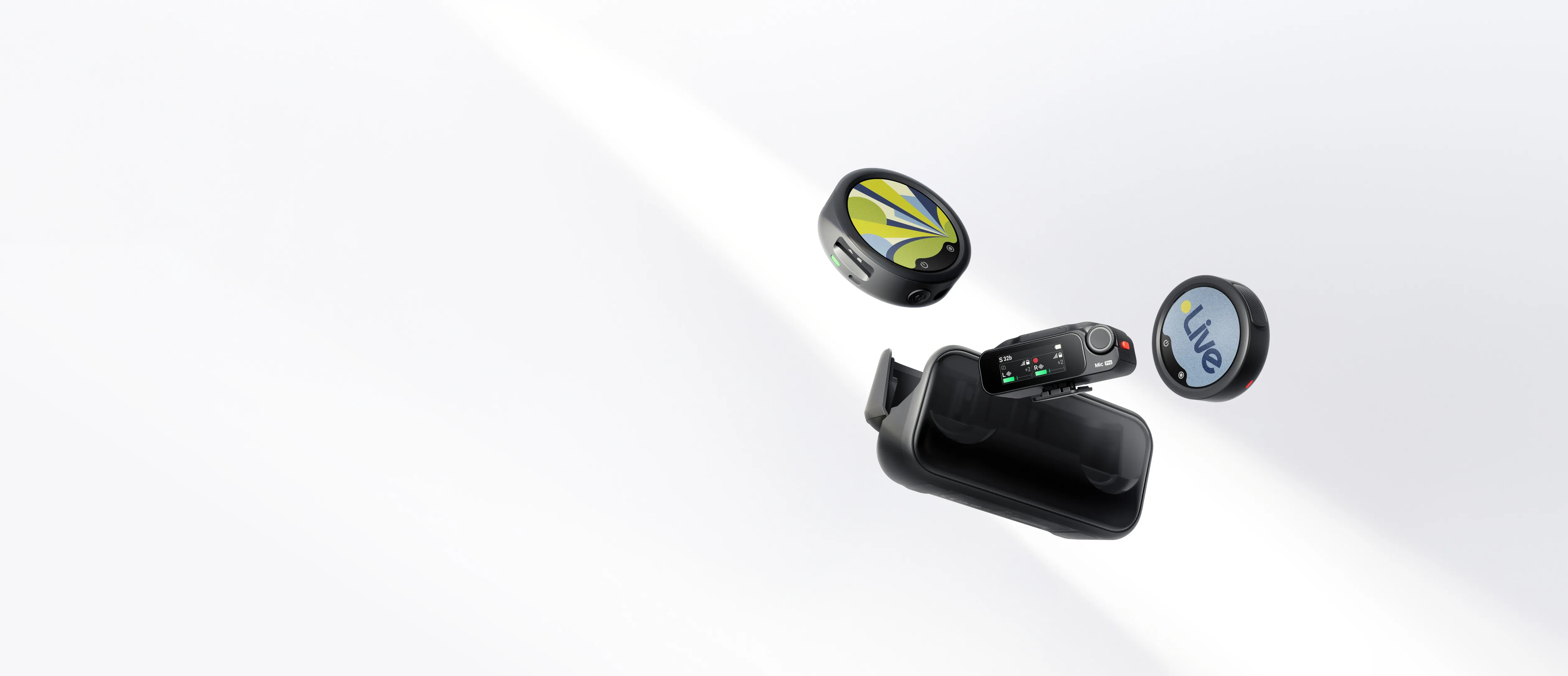 Dos transmisores circulares Insta360 Mic con imágenes en sus pantallas, receptor y estuche abierto