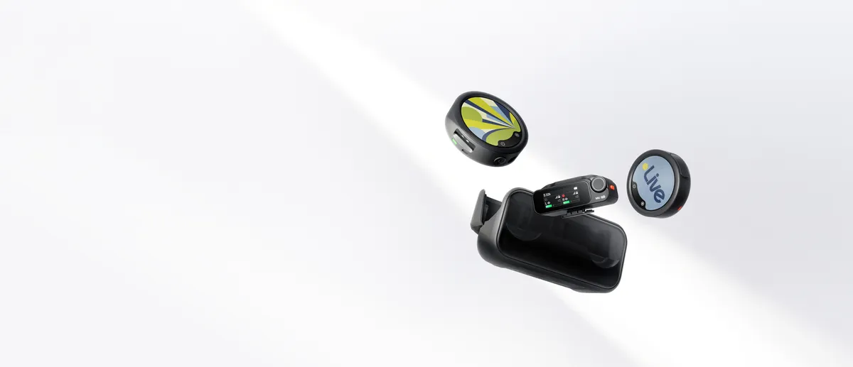 Dos transmisores circulares Insta360 Mic con imágenes en sus pantallas, receptor y estuche abierto
