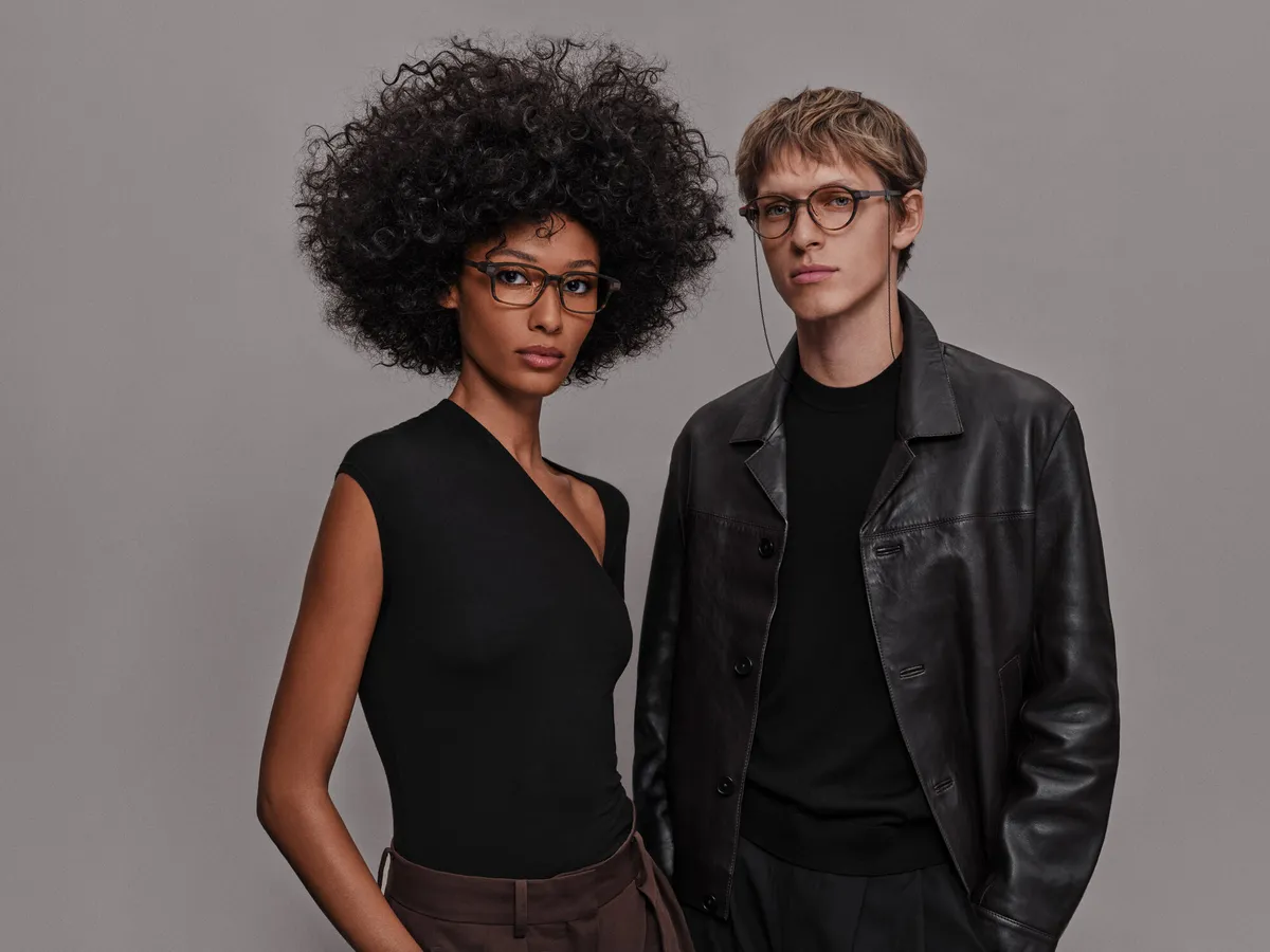 Dos personas con gafas Even G2 de montura Brown 2 y la cadena de acero al cuello