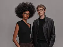 Dos personas con gafas Even G2 de montura Brown 2 y la cadena de acero al cuello