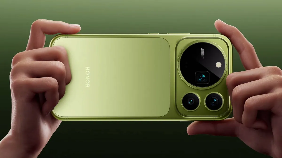 Manos sosteniendo un Honor Magic 9 Pro Max para mostrar su módulo de cámaras trasero