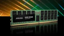 Módulo de memoria Micron DDR5 RDIMM de 128 GB sobre una superficie reflectante