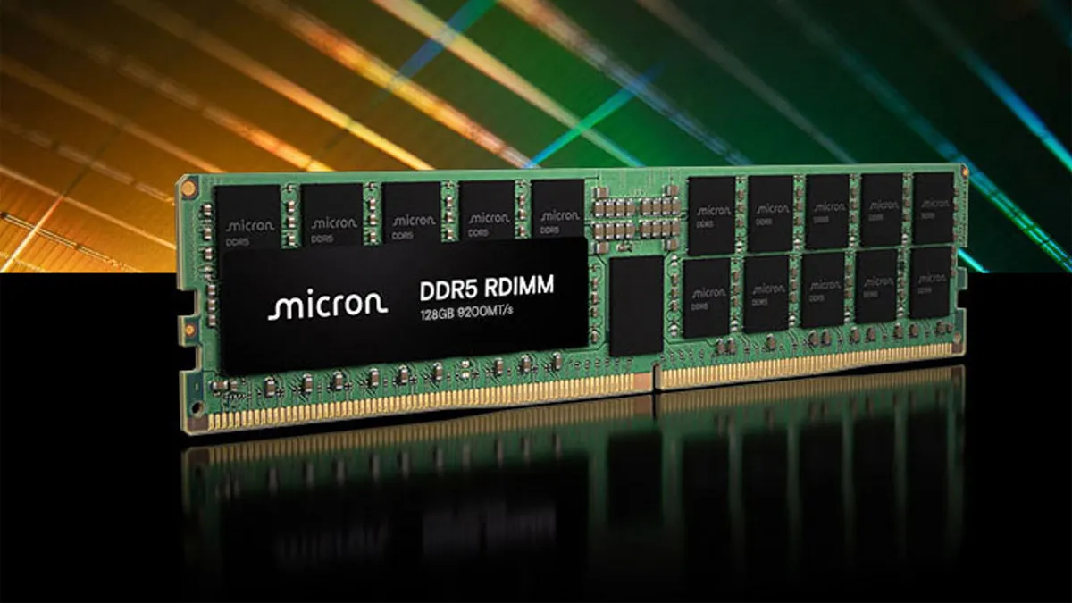 Módulo de memoria Micron DDR5 RDIMM de 128 GB sobre una superficie reflectante