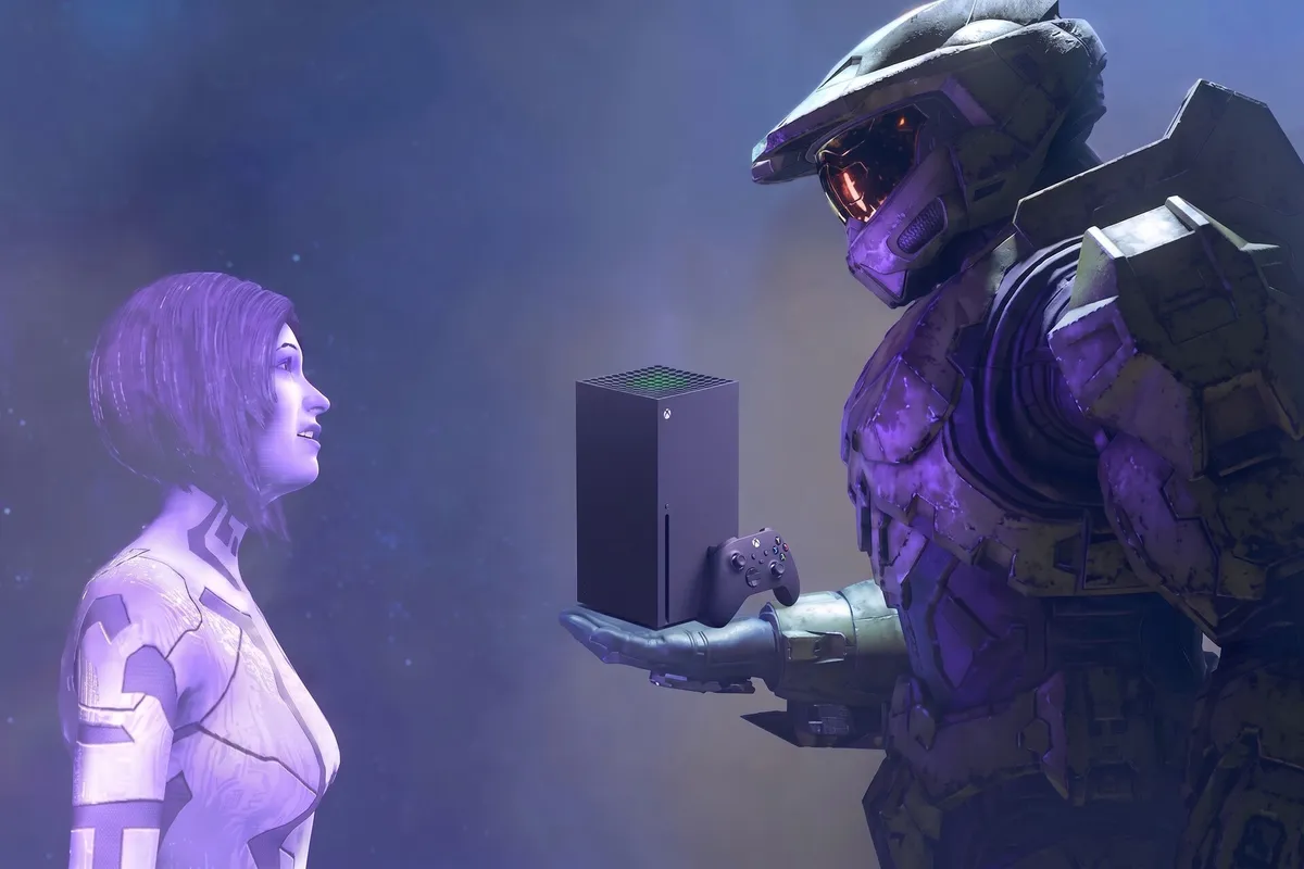 Master Chief sostiene una consola Xbox Series X y un mando frente a Cortana