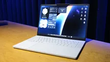 Portátil Googlebook abierto en un evento de presentación
