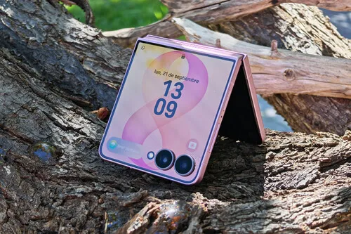 El Samsung Galaxy Z Flip8 plegado sobre una superficie clara