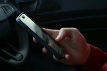 Persona consultando datos en un smartphone en el interior de un coche