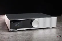 Convertidor DAC SMSL D200 fotografiado en diagonal, con su pantalla frontal y el mando de volumen