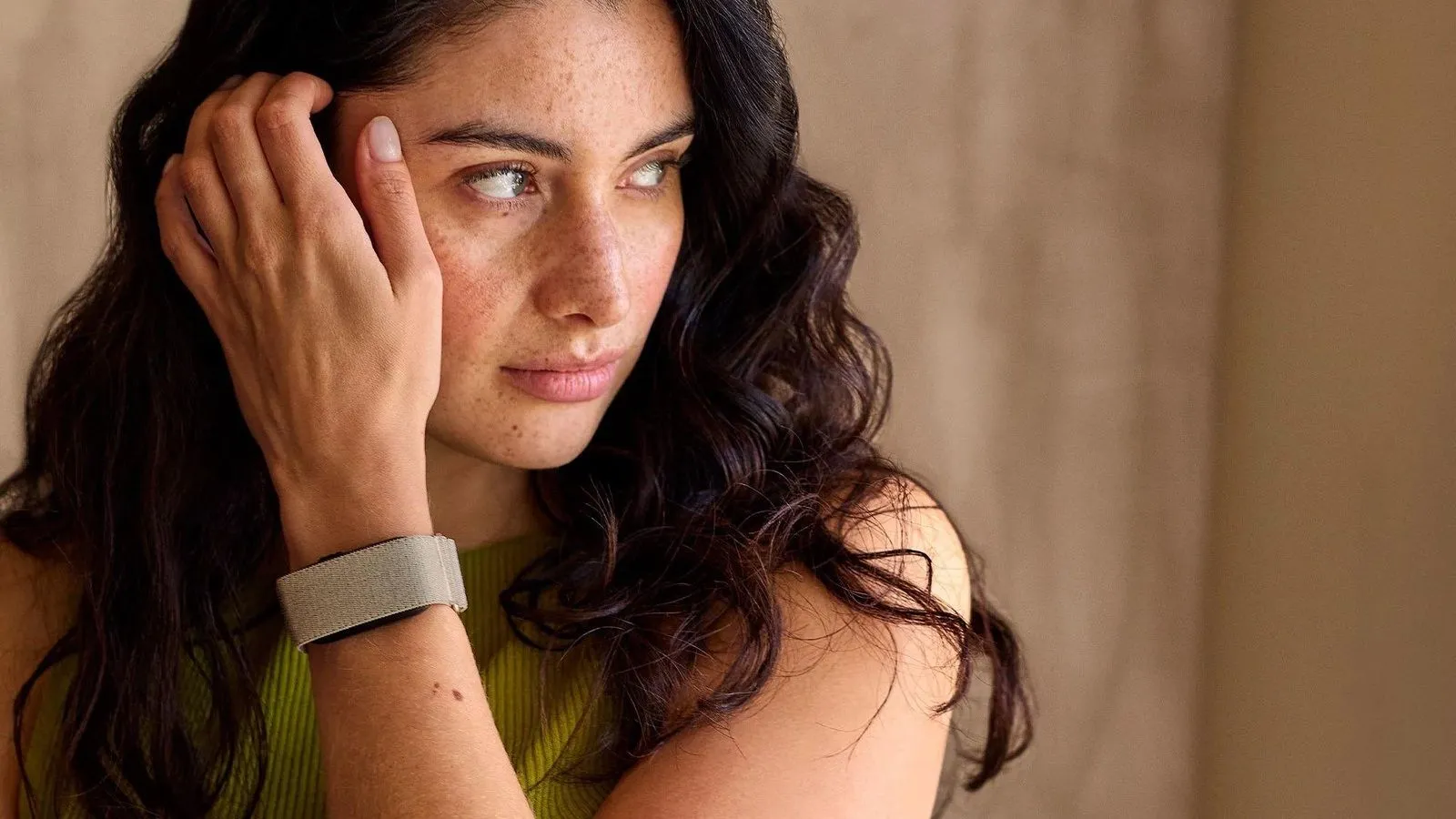 Mujer con la pulsera Garmin CIRQA sin pantalla en la muñeca