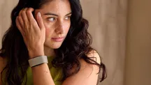 Mujer con la pulsera Garmin CIRQA sin pantalla en la muñeca