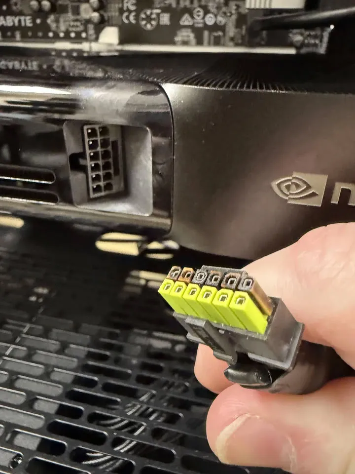Conector de alimentación de 16 pines derretido en el lado de la fuente de alimentación