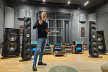 Livio Cucuzza presentando el sistema de altavoces Suprema en 2024