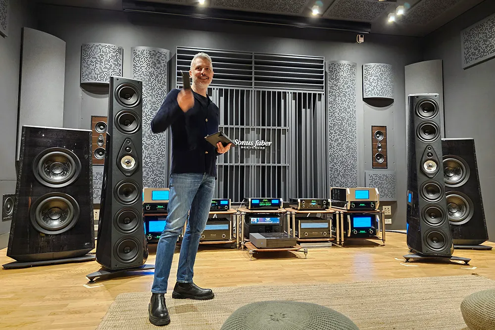 Livio Cucuzza presentando el sistema de altavoces Suprema en 2024