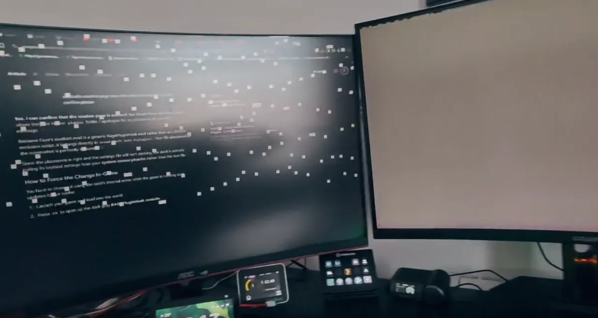 Fotografía de un escritorio con dos monitores en la que la pantalla principal aparece cubierta de bloques y líneas de colores, señal de corrupción gráfica