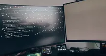 Fotografía de un escritorio con dos monitores en la que la pantalla principal aparece cubierta de bloques y líneas de colores, señal de corrupción gráfica