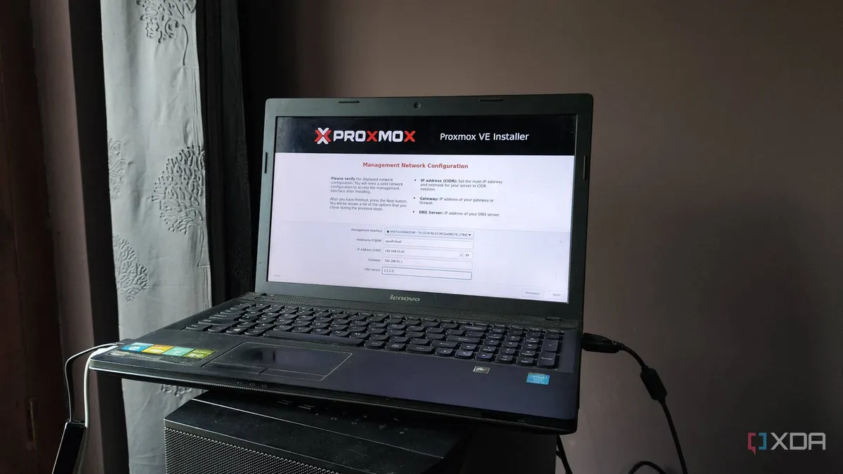 Pantalla de instalación de Proxmox mostrando la configuración de red en un portátil antiguo