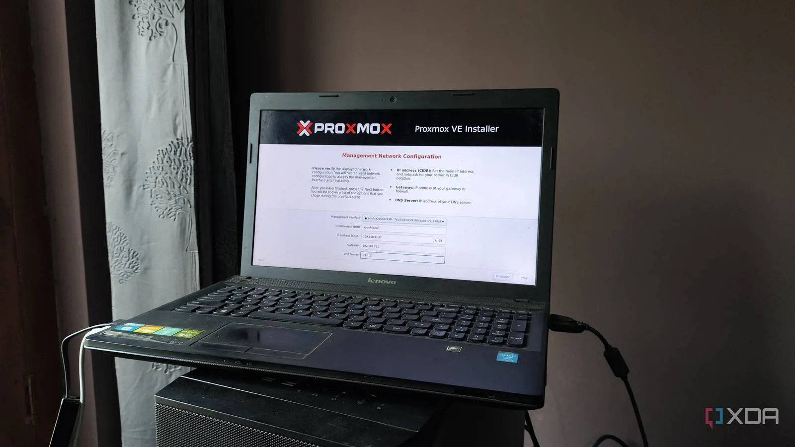 Pantalla de instalación de Proxmox mostrando la configuración de red en un portátil antiguo