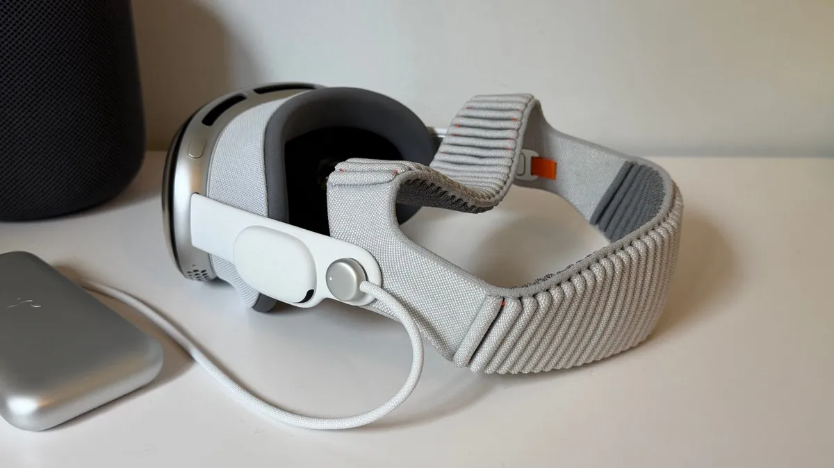 Visor Apple Vision Pro mostrado de frente sobre fondo claro