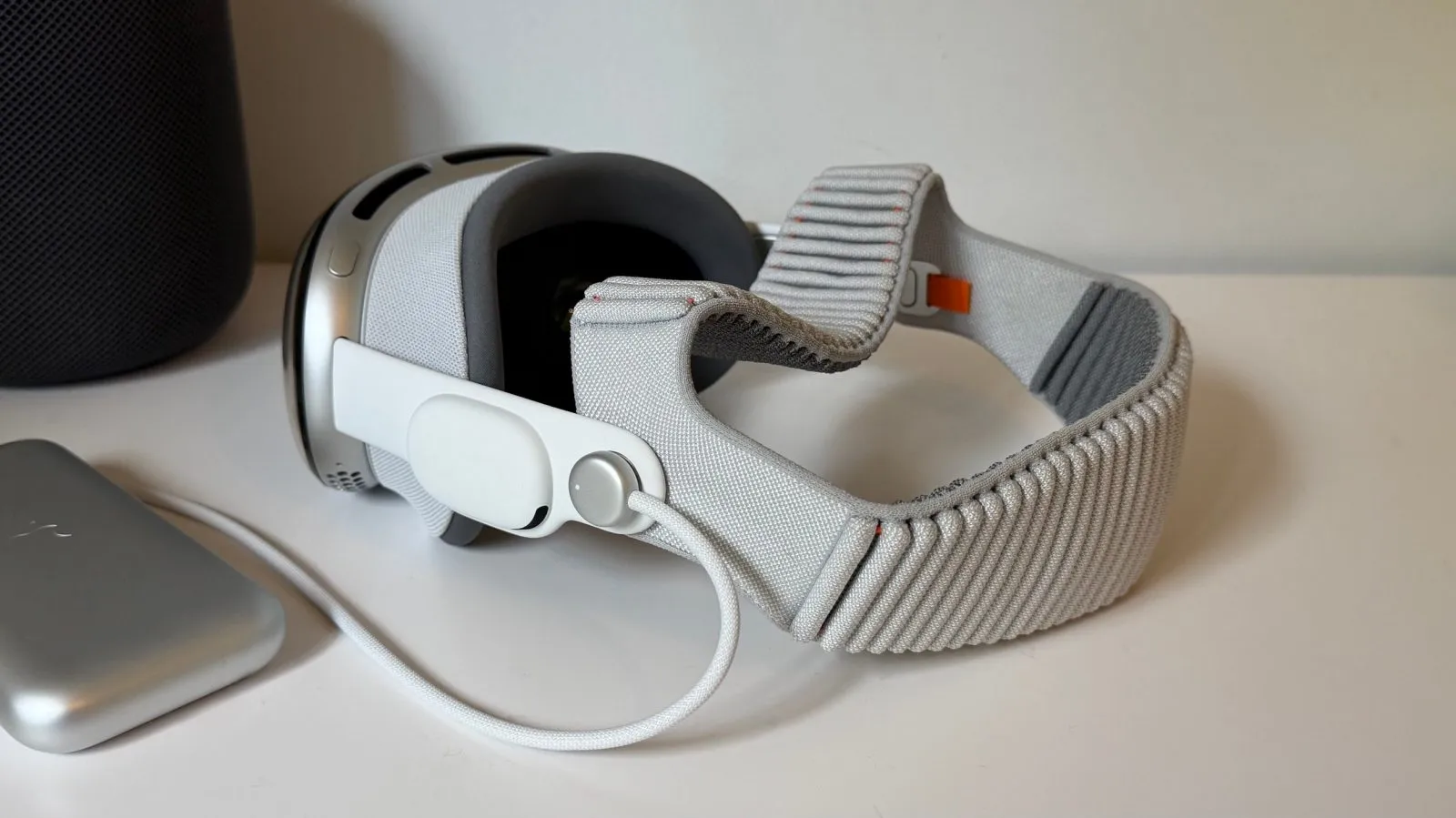 Visor Apple Vision Pro mostrado de frente sobre fondo claro