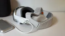 Visor Apple Vision Pro mostrado de frente sobre fondo claro