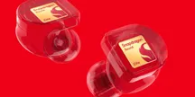 Dos estuches de auriculares transparentes en rojo con la insignia dorada Snapdragon Sound Elite Gen 2