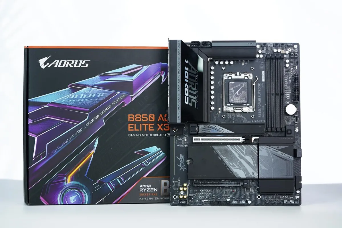 Caja y placa base Gigabyte B850 AORUS ELITE X3D fotografiadas juntas sobre fondo blanco